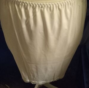New with tag 20in stretch half white slip with bottom lace trim size medium.